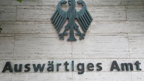"Auswärtiges Amt" steht am der Außenmauer des Ministeriums in Berlin.