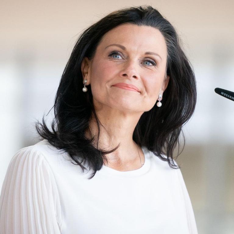 Gitta Connemann (CDU), stellvertretende Vorsitzende der Unions-Bundestagsfraktion, steht neben einem Mikrofon.