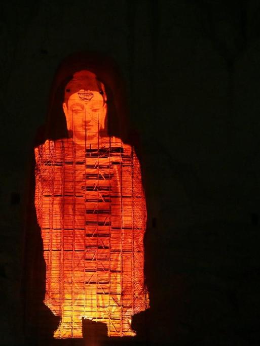 Projektion einer Buddha-Statue in Bamyan, Afghanistan. In der Felswand standen bis 2001 bis zu 53m hohe Buddha-Statuen, die dann durch die Taliban gesprengt wurden.