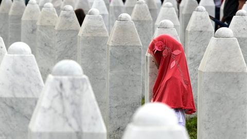 Eine Frau steht an der Gedenkstätte in Srebrenica in Erinnerung an die Opfer von Bosnien im Jahre 1995.
