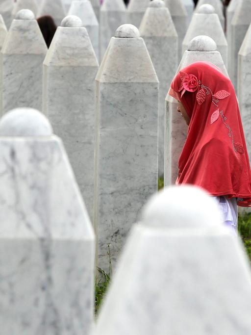 Eine Frau steht an der Gedenkstätte in Srebrenica in Erinnerung an die Opfer von Bosnien im Jahre 1995.