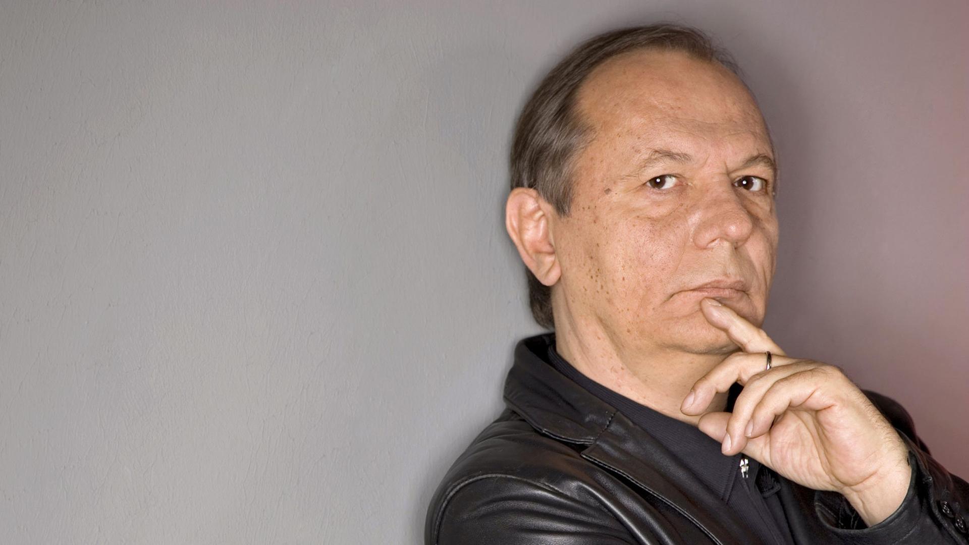 Wilfried Schmickler hält seinen Zeigefinger am Kinn. Wilfried Schmickler hält seinen Zeigefinger am Kinn.