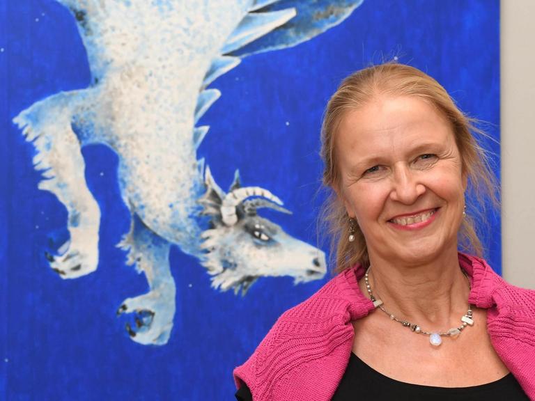 Die Kinder- und Jugendbuchautorin Cornelia Funke 2017 in der Staatlichen Kunsthalle Karlsruhe vor ihrem Gemälde "Saum des Himmels"