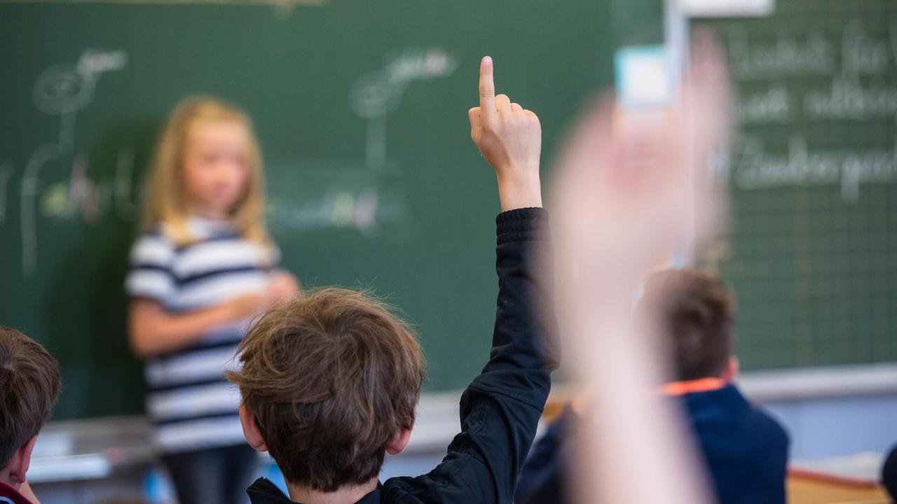 Bad Homburg: Schüler einer 3. Klasse melden sich im Unterricht.