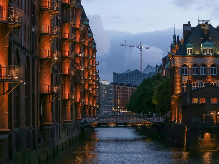 Hamburgs Speicherstadt bei Nacht.