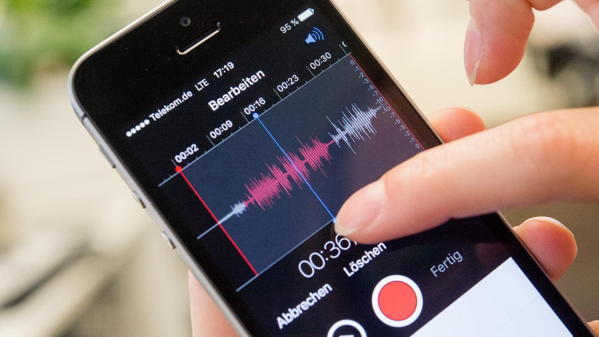 Hand bedient eine App für mobile Podcast-Produktion auf einem Smartphone