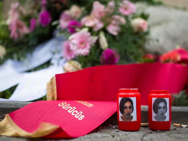 Kerzen und Bilder am Gedenkstein für Hatun Sürücü in Berlin. Die Kurdin war 2005 auf offener Straße von Mitgliedern ihrer Familie erschossen worden.