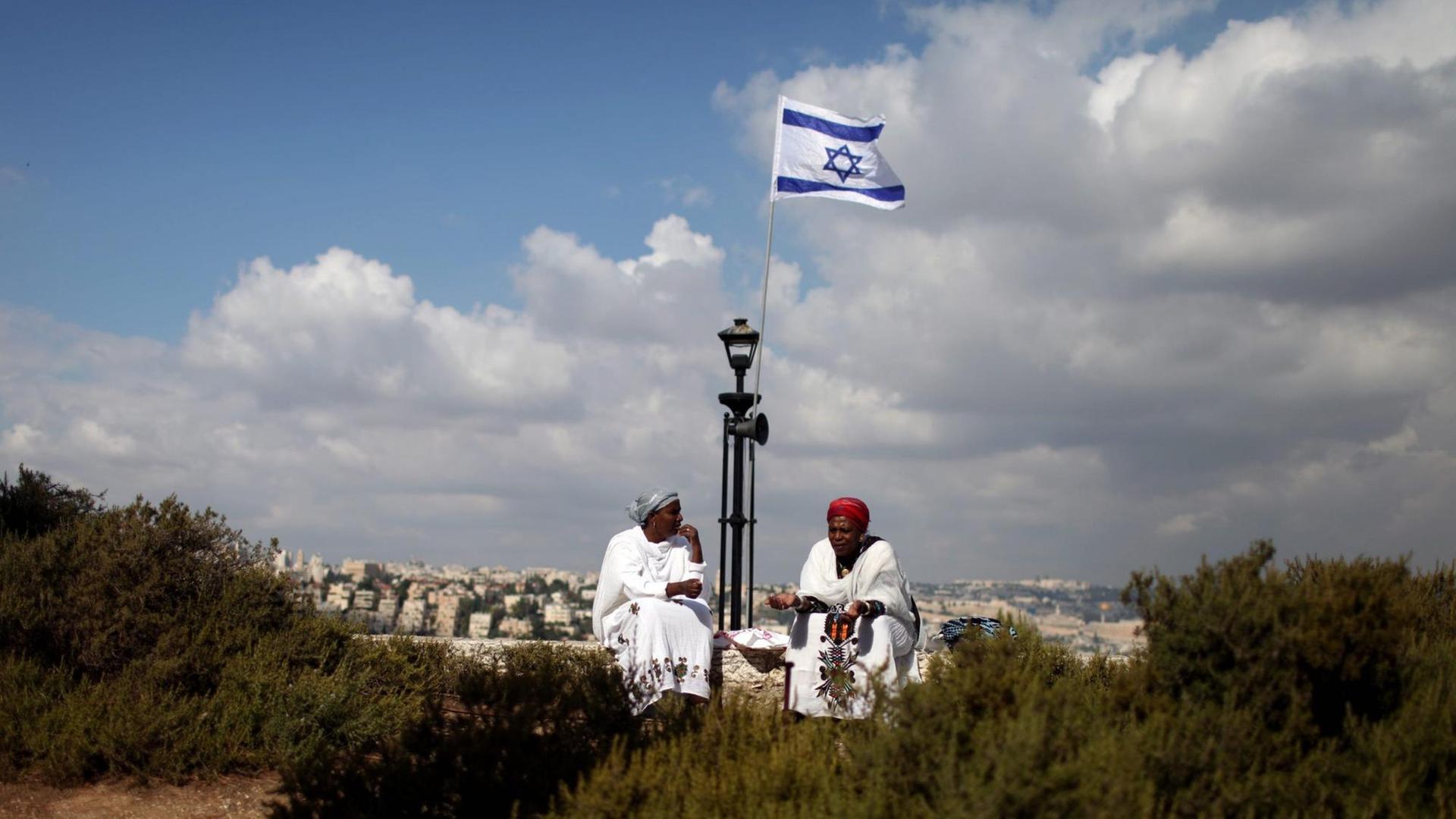 epa03470350 Ethiopian Jews pray during the 'Sigd' holiday in Jerusalem, Israel, 14 November 2012. The prayer is performed by Ethiopian Jews every year to celebrate the biblical union between the Jewish people and God. EPA/ABIR SULTAN |