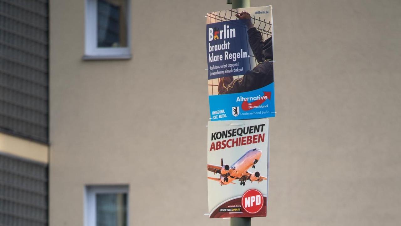 Wahlplakate der Parteien AfD und NPD (von oben nach unten) hängen am 30.08.2016 in Berlin an einem Laternenpfahl.