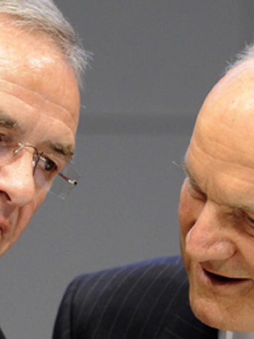 Der Vorstandsvorsitzende von VW, Martin Winterkorn, und der Aufsichtsratsvorsitzende Ferdinand Piech unterhalten sich.