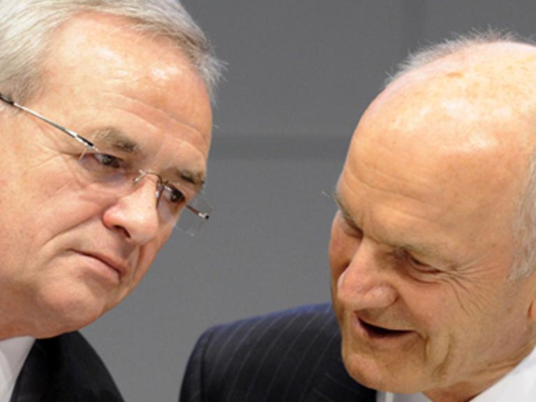 Der Vorstandsvorsitzende von VW, Martin Winterkorn, und der Aufsichtsratsvorsitzende Ferdinand Piech unterhalten sich.