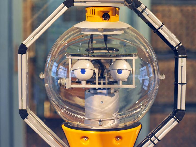 Ein Roboter von Studenten der Hochschule für Technik und Wirtschaft.