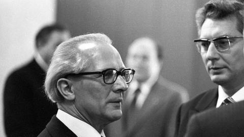 Staatratsvorsitzender Erich Honecker (links) und Werner Lamberz (Mitte) anlässlich einer Volkskammertagung in Berlin