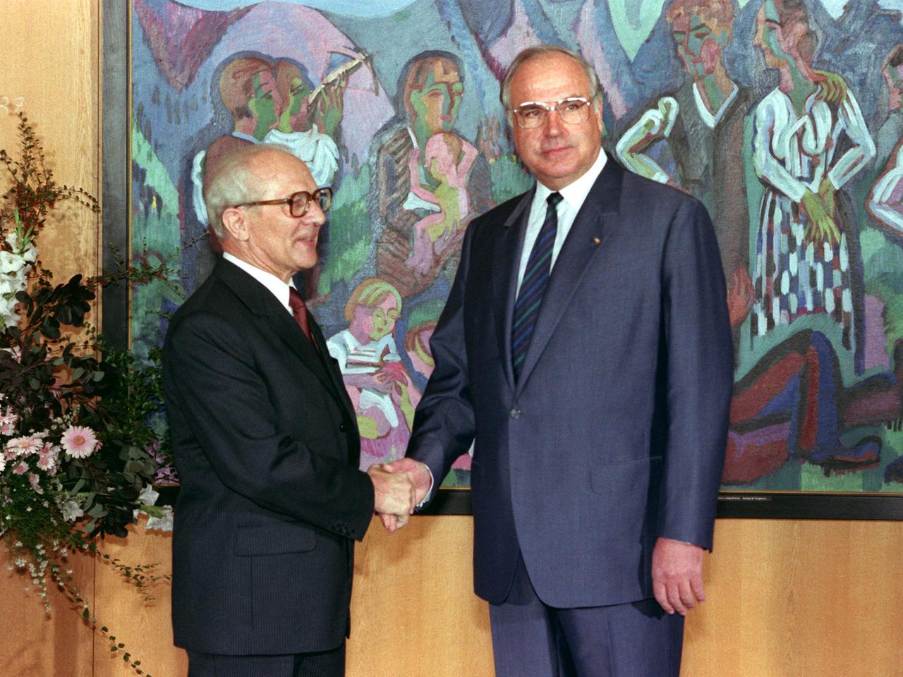 Erich Honecker (links), wird von Bundeskanzler Helmut Kohl im Foyer des Kanzleramtes in Bonn vor einem Gemälde von Kirchner begrüßt (1987)