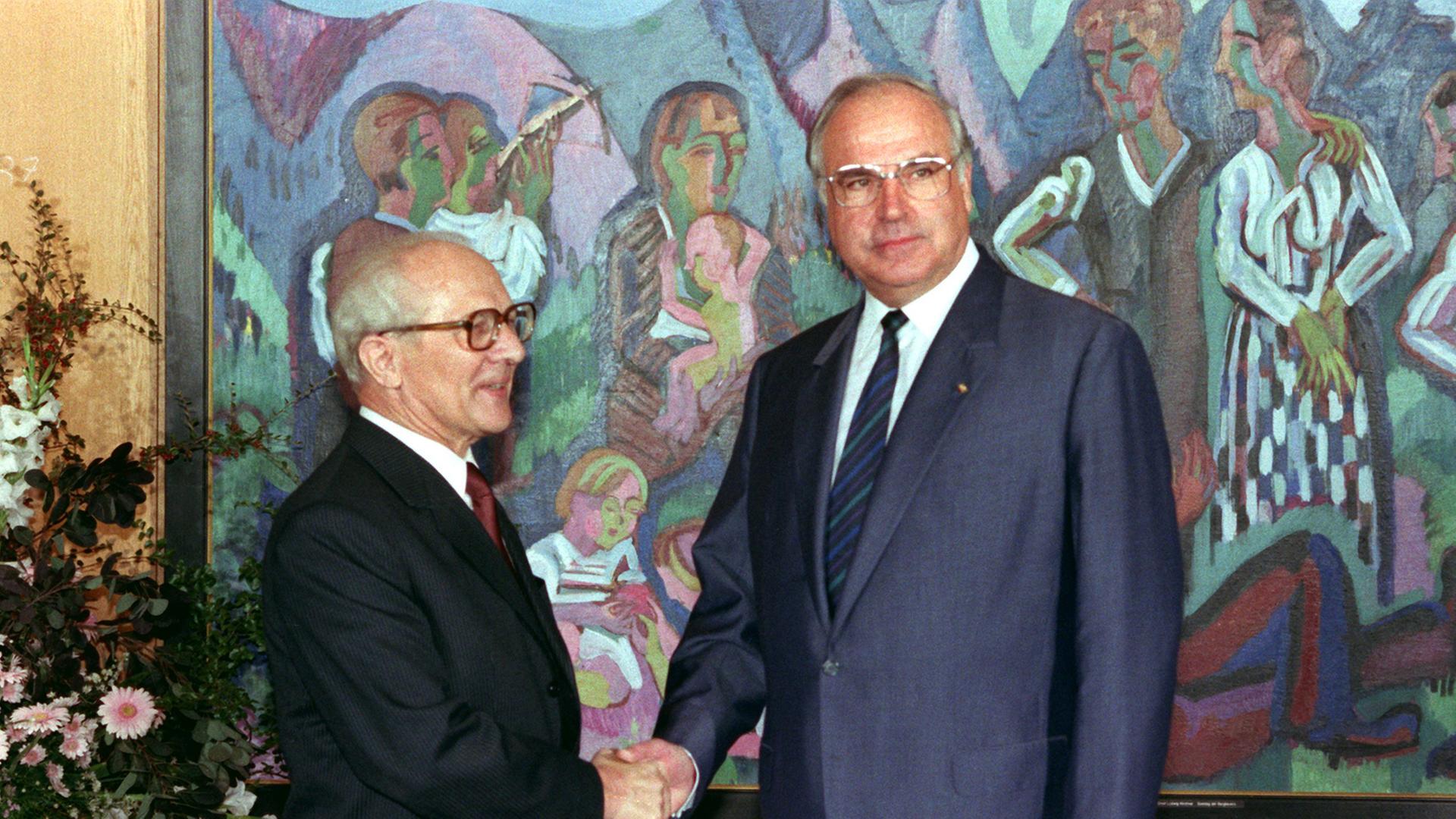 Erich Honecker (links), wird von Bundeskanzler Helmut Kohl im Foyer des Kanzleramtes in Bonn vor einem Gemälde von Kirchner begrüßt (1987)