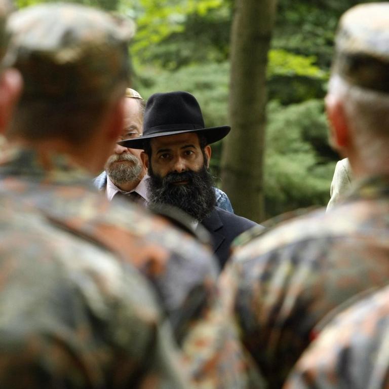 Bundeswehrsoldaten auf dem Jüdischen Friedhof in Berlin-Weißensee.