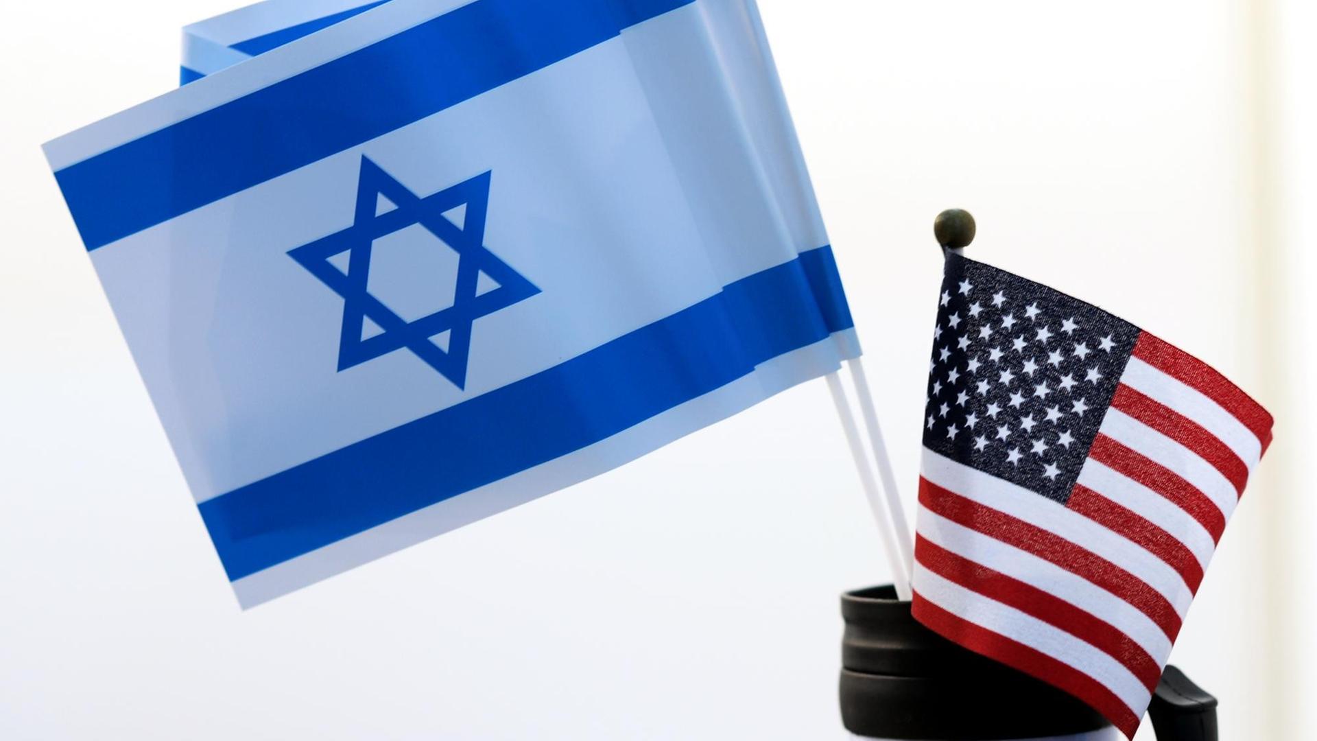Die Fahnen Israels und der USA Die Fahnen Israels und der USA