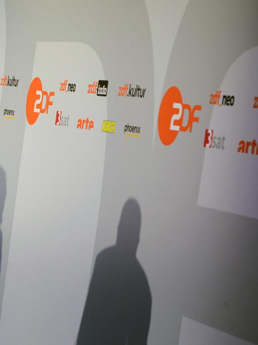Der Schatten des Intendanten des Zweiten Deutschen Fernsehens (ZDF), Thomas Bellut (links), und der Schatten des Vorsitzenden des Fernsehrates, Ruprecht Polenz (CDU), sind auf einer ZDF-Logowand zu sehen.