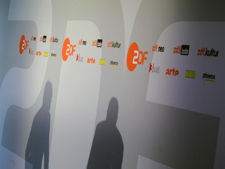 Der Schatten des Intendanten des Zweiten Deutschen Fernsehens (ZDF), Thomas Bellut (links), und der Schatten des Vorsitzenden des Fernsehrates, Ruprecht Polenz (CDU), sind auf einer ZDF-Logowand zu sehen.