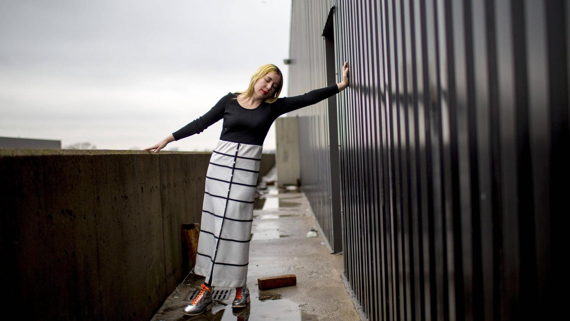 Die kanadische Musikerin Katie Stelmanis alias Austra steht auf dem Dach eines Gebäudes