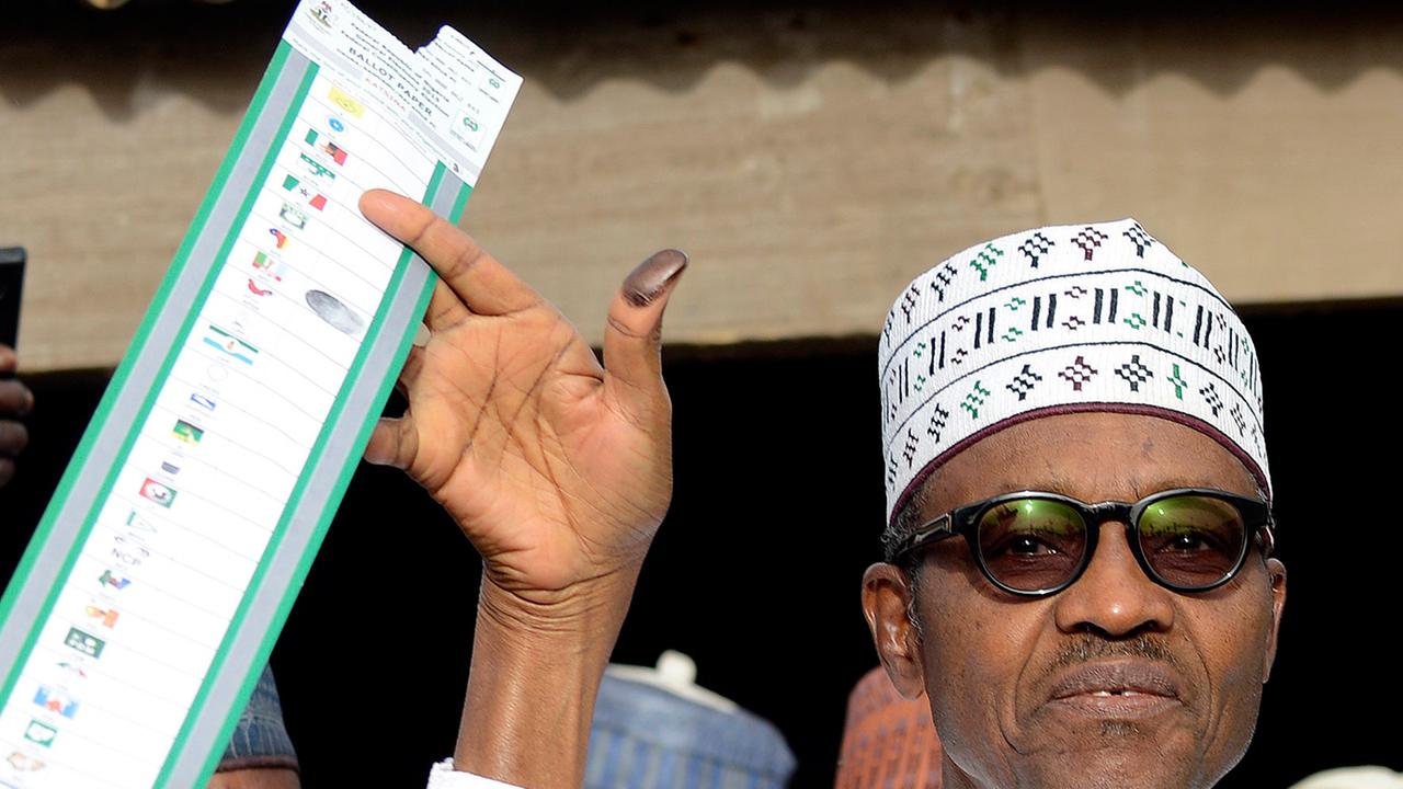 Herausforderer Muhammadu Buhari bei der Stimmabgabe