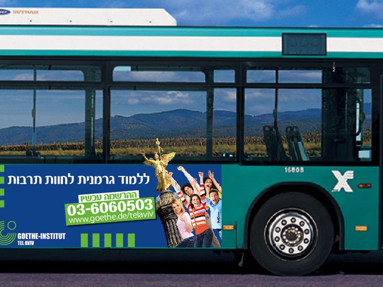 Werbung auf einem Bus in Tel Aviv für die Deutsch-Kurse im Goethe Institut: Übersetzt steht dort "Deutsch lernen, Kultur erleben. Schreiben Sie sich jetzt ein"