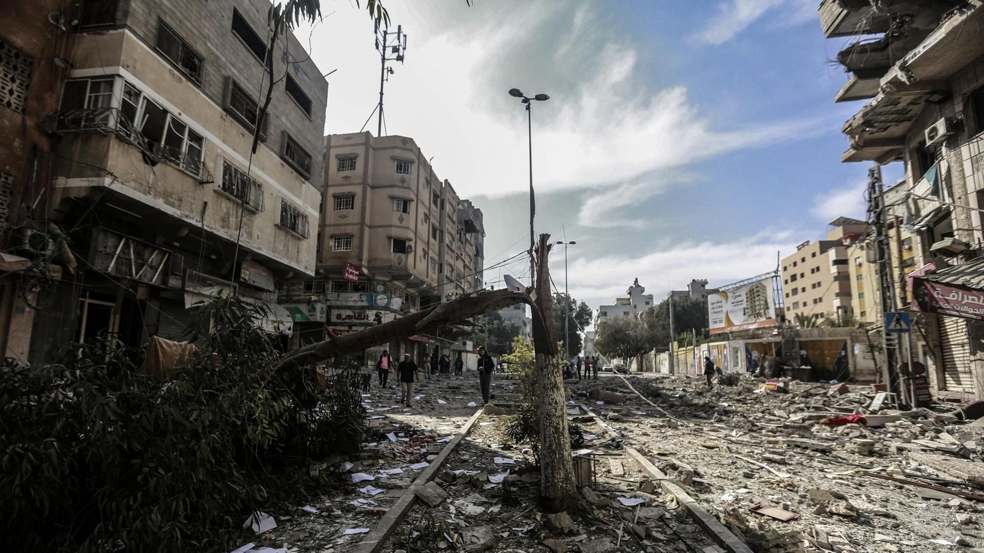 Trümmer liegen auf den Straßen eines Gebietes von Gaza-Stadt, das bei israelischen Luftangriffen getroffen worden ist.