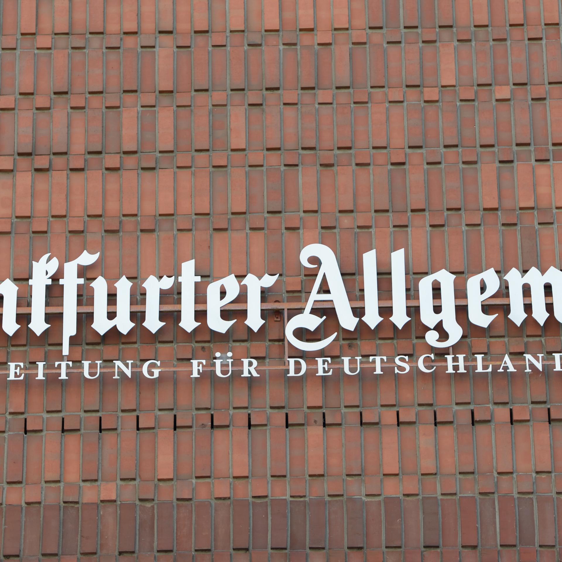 Der Schriftzug "Frankfurter Allgemeine Zeitung für Deutschland" prangt an der Fassade des Redaktionsgebäudes der "Frankfurter Allgemeinen Zeitung (FAZ)" in Frankfurt am Main.