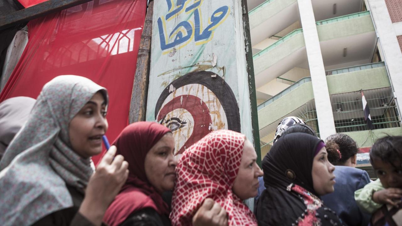 Frauen stehen am ersten Tag des Referendums Schlange um über neue Machtbefugnisse für Ägyptens Präsident al-Sisi abzustimmen.