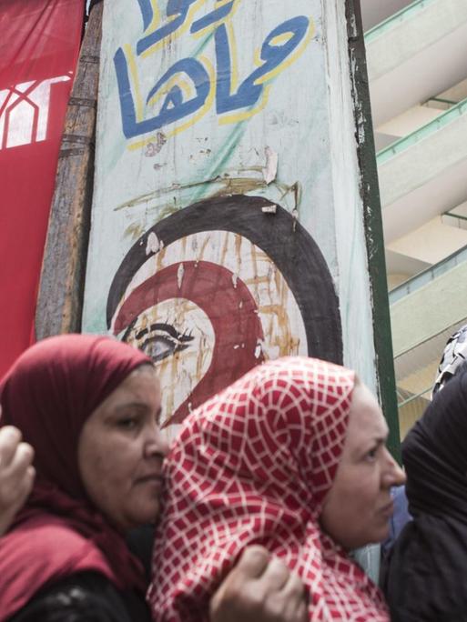Frauen stehen am ersten Tag des Referendums Schlange um über neue Machtbefugnisse für Ägyptens Präsident al-Sisi abzustimmen.