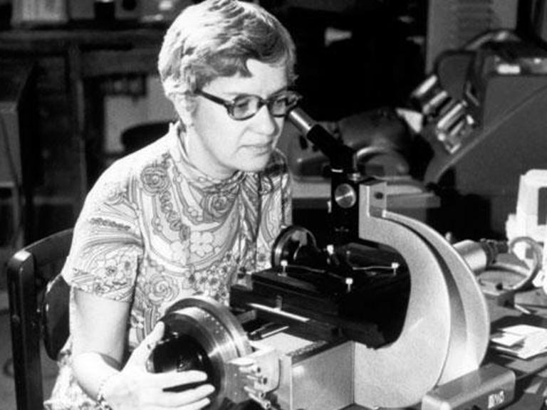 Vera Rubin beim Ausmessen von Galaxienspektren.
