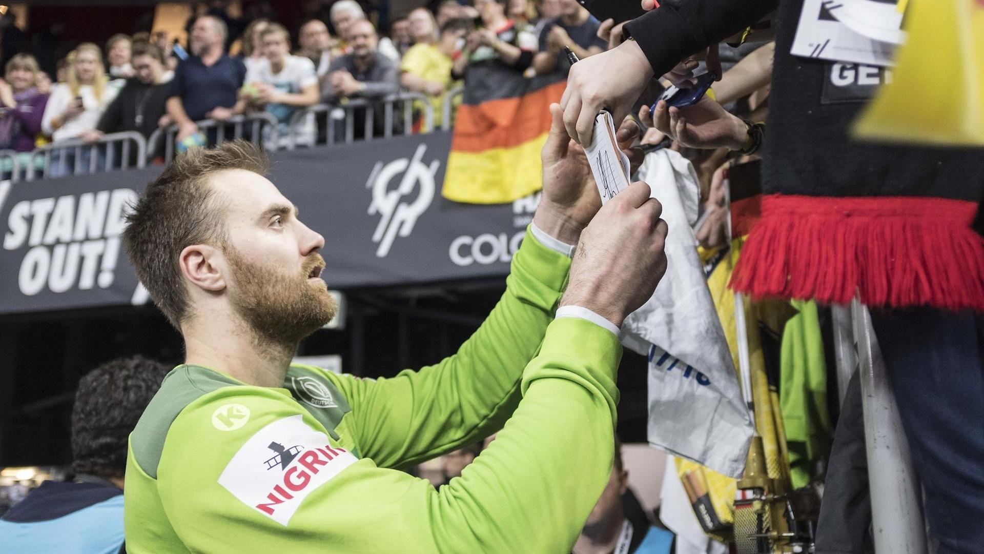 Nationaltorhüter Andreas Wolff schreibt Autogramme nach dem Spiel Deutschland gegen Island bei der Handball Weltmeisterschaft 2019 | Verwendung weltweit