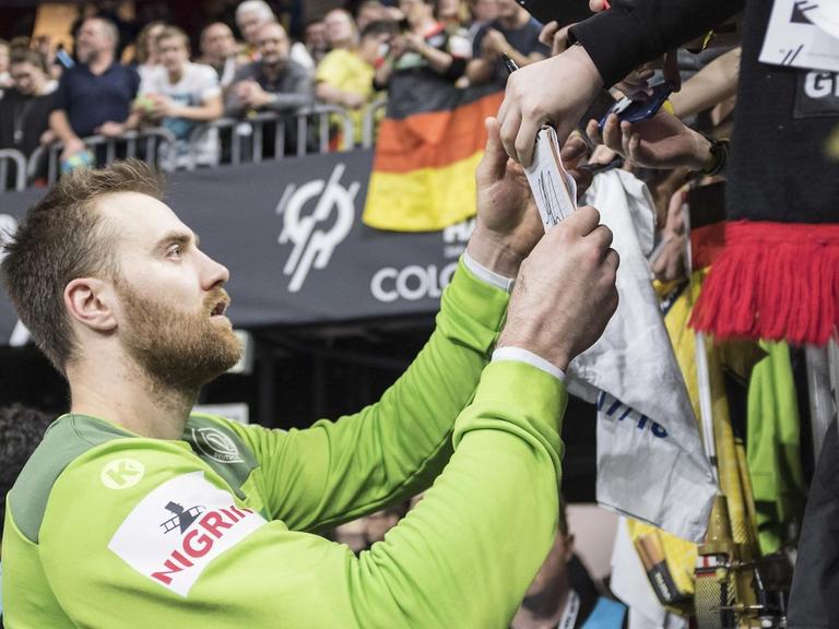 Nationaltorhüter Andreas Wolff schreibt Autogramme nach dem Spiel Deutschland gegen Island bei der Handball Weltmeisterschaft 2019 | Verwendung weltweit
