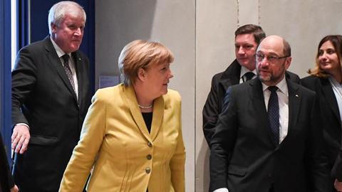 Bundeskanzlerin Angela Merkel (M, CDU) kommt mit SPD-Kanzlerkandidat Martin Schulz (r) und dem Bayerischen Ministerpräsidenten Horst Seehofer aus einem Raum am 12.02.2017 im Reichstag in Berlin bei der Wahl des Bundespräsidenten. Zur Wahl des neuen Bundespräsidenten tritt am Sonntagmittag in Berlin die Bundesversammlung zusammen. Foto: Bernd von Jutrczenka/dpa | Verwendung weltweit