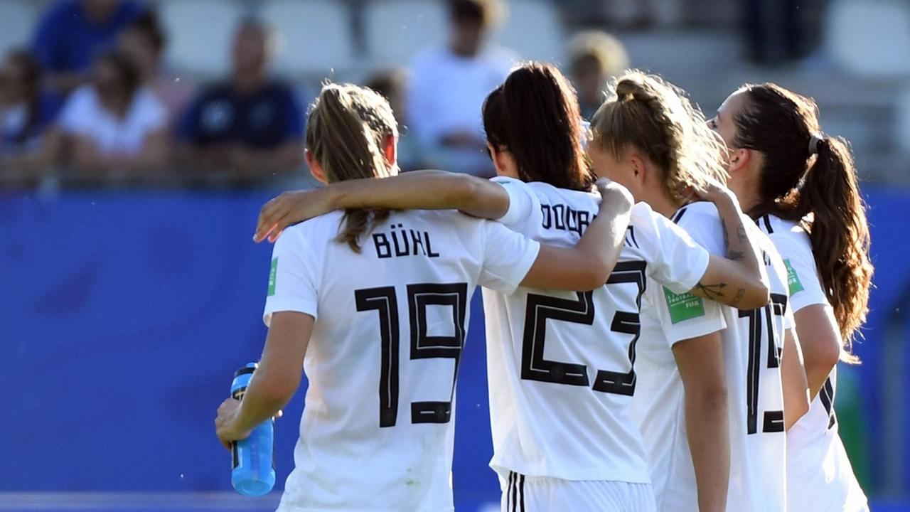 Die deutschen Fußballerinnen nach dem Sieg gegen Nigeria bei der FIFA Frauen WM in Grenoble