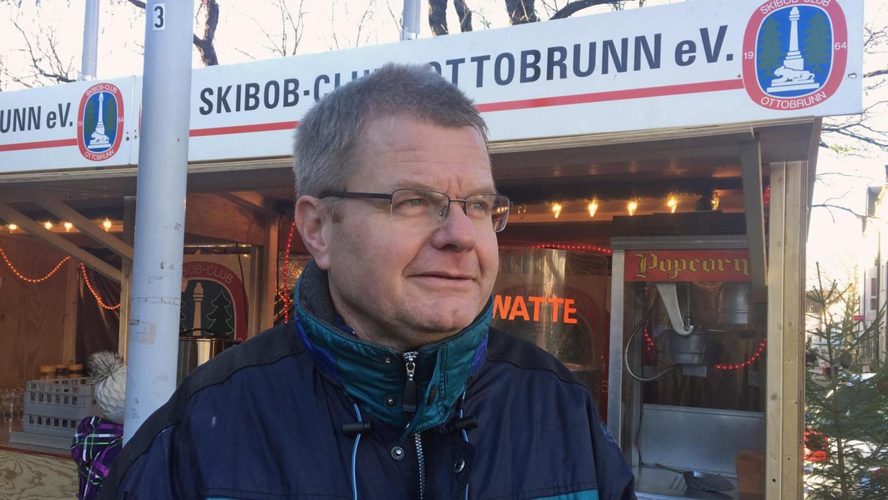 Martin Bachmair vom Skibobclub steht vor einem Stand Skibob-Clubs