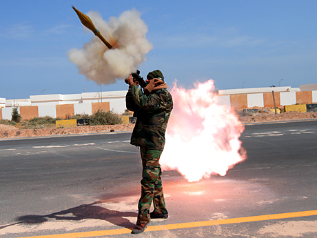 Ein libyscher Rebellensoldat feuert einen Raketenwerfer ab.
