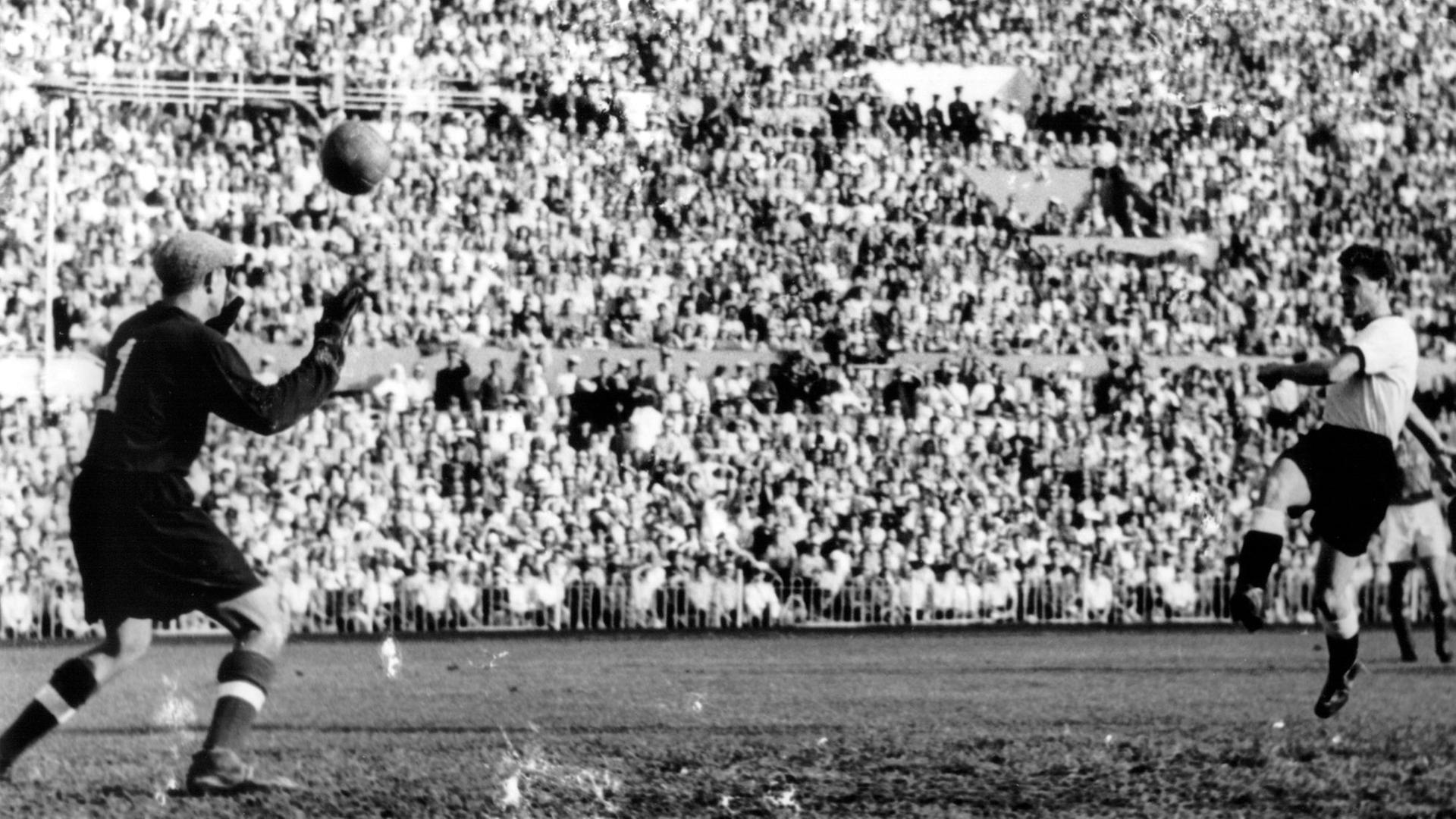 Am 21. August 1955 stehen sich in einem Fußball-Länderspiel die Sowjetunion und Deutschland gegenüber. Die Russen gewannen 3:2 . Hier pariert der russische Torwart Lew Jaschin (l) einen Schuss der Deutschen.