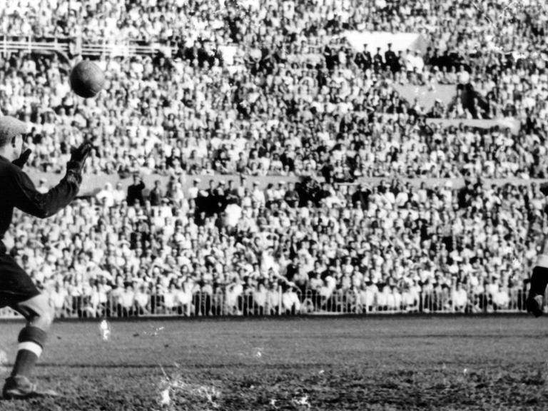 Am 21. August 1955 stehen sich in einem Fußball-Länderspiel die Sowjetunion und Deutschland gegenüber. Die Russen gewannen 3:2 . Hier pariert der russische Torwart Lew Jaschin (l) einen Schuss der Deutschen.