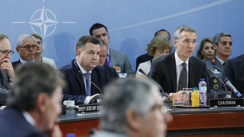 Nato-Generalsekretär Jens Stoltenberg (rechts) und der ukrainische Verteidigungsminister Stepan Poltorak in Brüssel