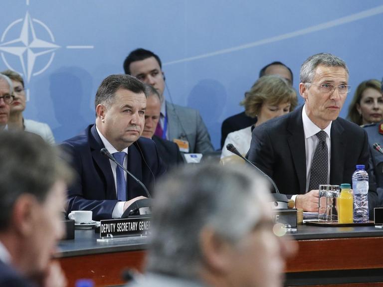 Nato-Generalsekretär Jens Stoltenberg (rechts) und der ukrainische Verteidigungsminister Stepan Poltorak in Brüssel