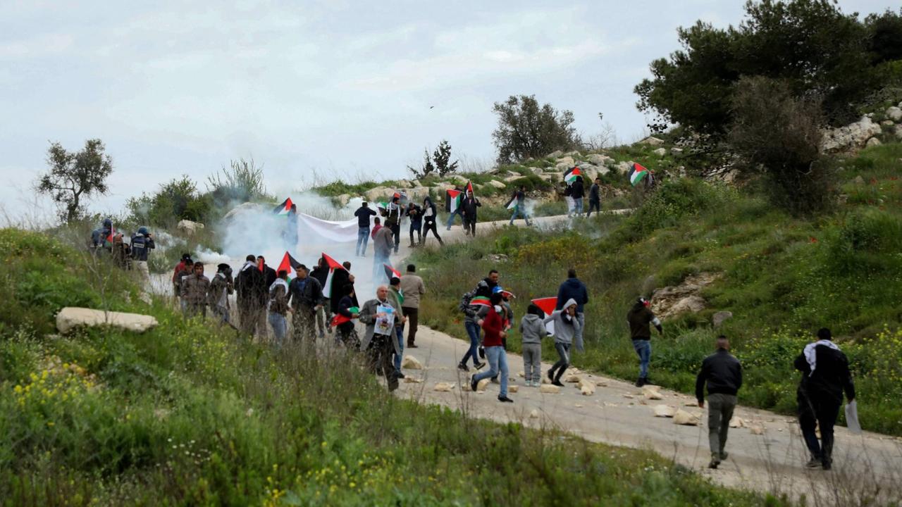 Zusammenstöße zwischen Palästinensern und israelischen Soldaten: Junge Männer mit palästinensischen Flaggen.