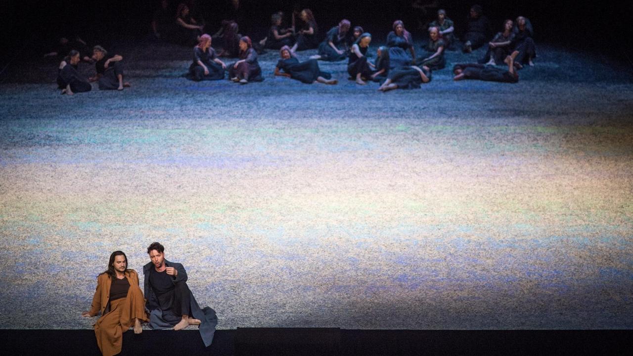 Die Darsteller der Oper "Die Perlenfischer" von Georges Bizets in der Inszenierung von Wim Wenders an der Staatsoper im Schiller Theater in Berlin.