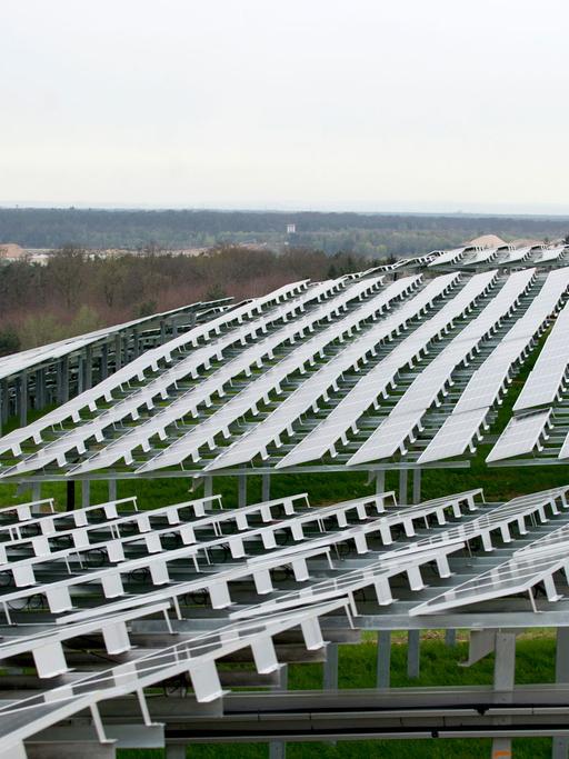 Solar-Module in Dreieich-Buchschlag - der größte Solarpark Hessens.