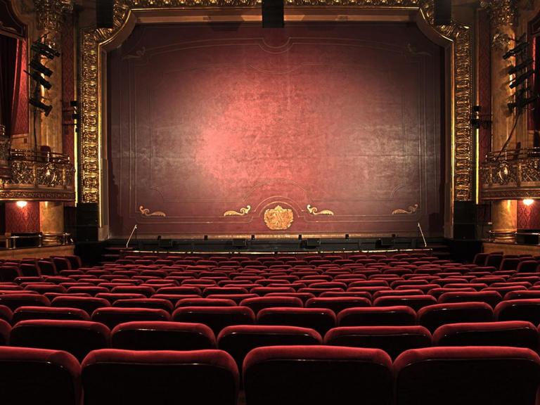 Ein prächtiger, aber menschenleerer Theatersaal mit versperrtem Bühnenbereich.