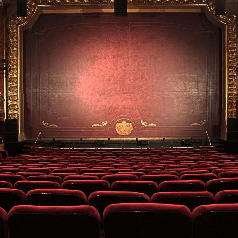 Ein prächtiger, aber menschenleerer Theatersaal mit versperrtem Bühnenbereich.
