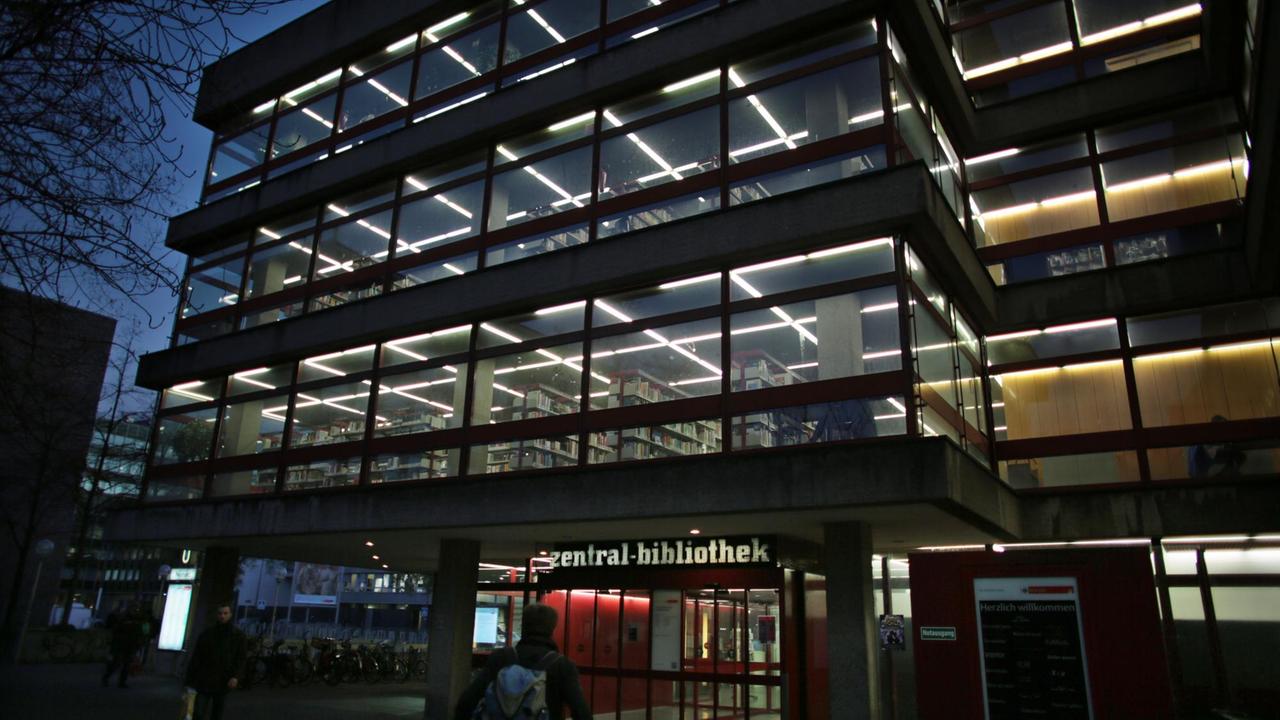 Die Stadtbibliothek Köln am Abend