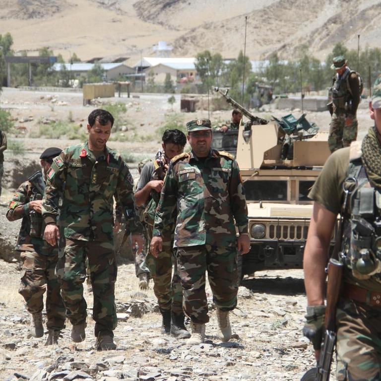 Afghanische Sicherheitskräfte gehen in der Provinz Nangarhar in der Nähe des Grenzübergangs Torkham an der Grenze zu Pakistan gegen Taliban-Kämpfer vor 
