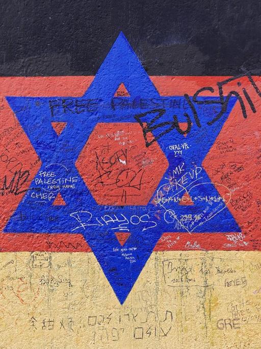 Wandgemälde einer deutsche Flagge mit Davidstern an der East Side Gallery in Berlin. Copyright: imageBROKER/EgonxBömsch