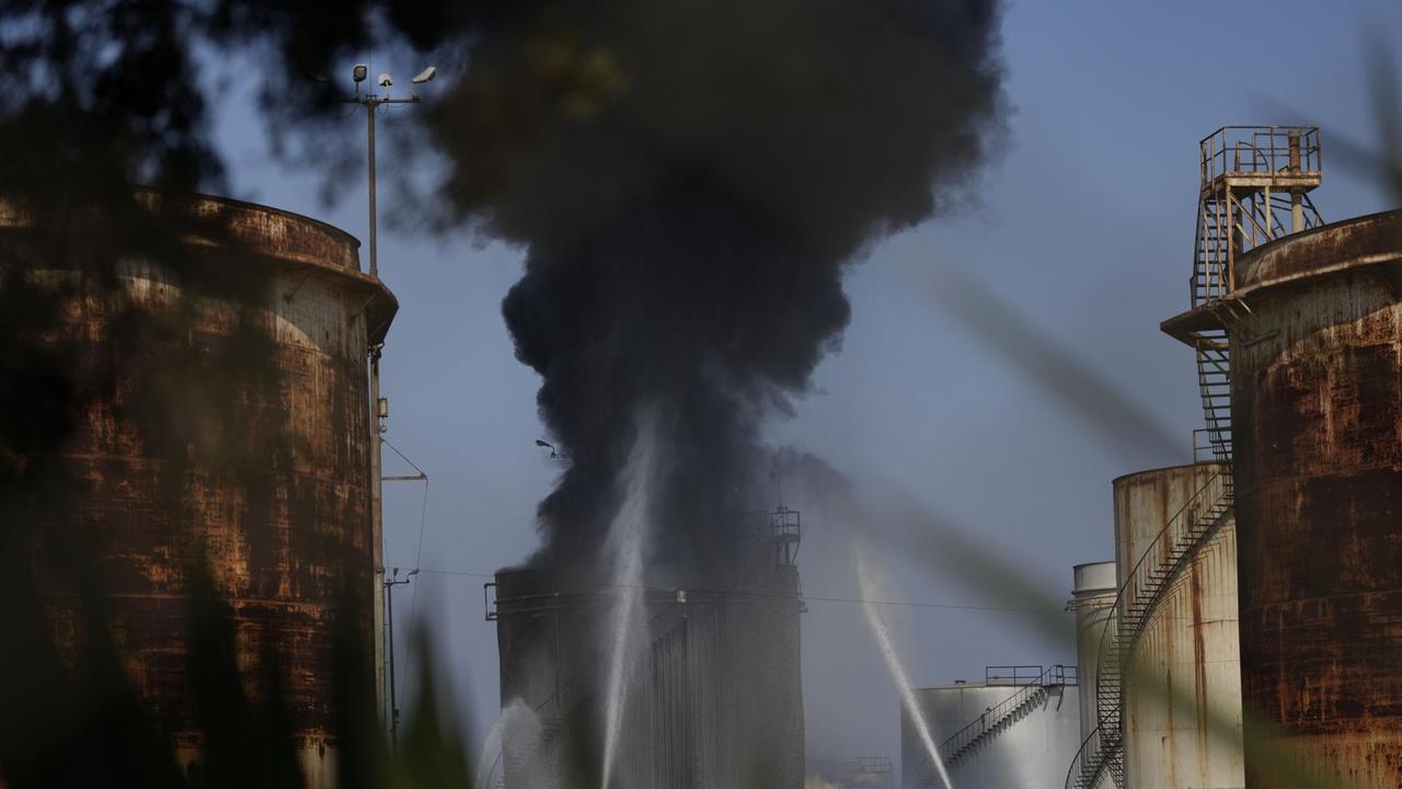 Libanon, Zahrani: Feuerwehrleute arbeiten daran, einen Brand in einer Ölanlage südlich der Hafenstadt Sidon zu löschen. Libanon, Zahrani: Feuerwehrleute arbeiten daran, einen Brand in einer Ölanlage südlich der Hafenstadt Sidon zu löschen.